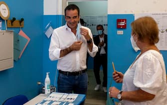 I calabresi al voto oggi e domani per eleggere il presidente della regione  Calabria. In foto Roberto occhiuto al seggio elettorale di Cosenza.ANSA\ARENAFOTO