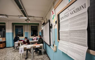 Apertura dei seggi per il voto di ballottaggio del sindaco. Torino 17 ottobre 2021 ANSA/TINO ROMANO