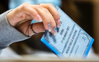 Le operazioni di voto per il ballottaggio alle elezioni amministrative per Sindaco di Roma, Roma, 17 ottobre 2021. ANSA/ANGELO CARCONI