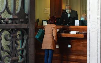 La senatrice Bianca Lauro Granato entra in Senato senza mostrare il green pass, 19 Ottobre 2021. ANSA/GIUSEPPE LAMI