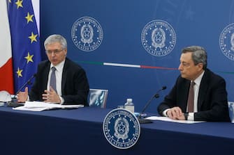 Il presidente del Consiglio, Mario Draghi (D), il ministro dell economia, Daniele Franco, durante la conferenza stampa al termine della riunione del consiglio dei ministri sulla prossima legge di bilancio, Roma 28 ottobre 2021. POOL/ANSA/FABIO FRUSTACI