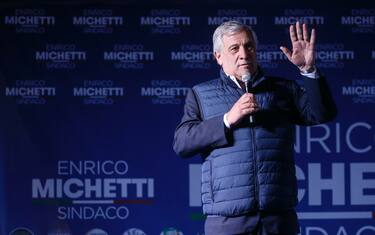 Il vice presidente di Forza Italia, Antonio Tajani, durante la chiusura della campagna elettorale del candidato del centrodestra per il Campidoglio, Enrico Michetti, Campo dei Fiori, Roma 15 ottobre 2021. ANSA/FABIO FRUSTACI