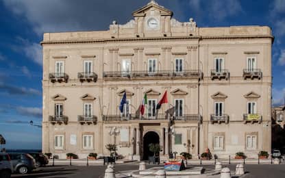 Taranto, 17 consiglieri si dimettono: cade il sindaco Melucci