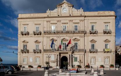 Taranto, 17 consiglieri si dimettono: cade il sindaco Melucci