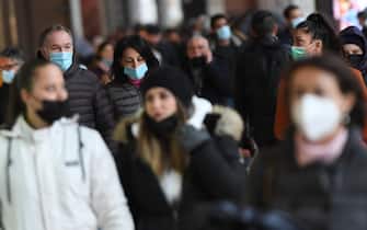 Gente in centro città con mascherine anti-Covid