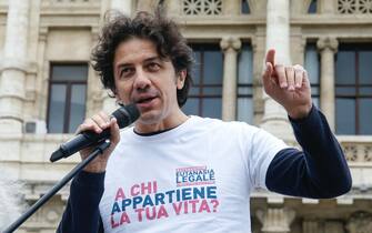 Marco Cappato durante una manifestazione per il referendum sull'eutanasia legale