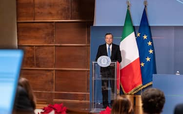 This handout photo provided by the Chigi Palace Press Office shows Italian Prime Minister Mario Draghi attending his year-end press conference in Rome, Italy, 22 December 2021.
ANSA/ CHIGI PALACE PRESS OFFICE/ FILIPPO ATTILI
+++ ANSA PROVIDES ACCESS TO THIS HANDOUT PHOTO TO BE USED SOLELY TO ILLUSTRATE NEWS REPORTING OR COMMENTARY ON THE FACTS OR EVENTS DEPICTED IN THIS IMAGE; NO ARCHIVING; NO LICENSING +++