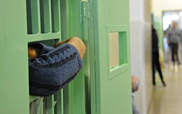 Napoli, sequestrati quattro cellulari nel carcere di Secondigliano