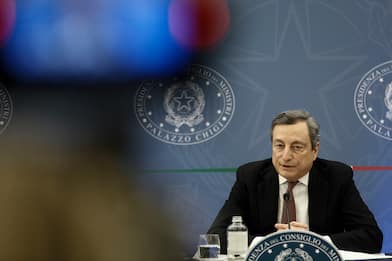 Draghi: "Scuola va protetta. Problemi dipendono dai non vaccinati"