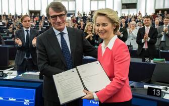 Parlamento Europeo, voto sulla Commissione Von Der Leyen Foto Roberto Monaldo / LaPresse
27-11-2019 Strasburgo
Politica
Sessione plenaria del Parlamento Europeo - Voto sulla Commissione Von Der Leyen
Nella foto David Sassoli consegna il voto ufficiale del Parlamento Europeo a Ursula Von Der Leyen
Photo Roberto Monaldo / LaPresse
27-11-2019 Strasbourg (France)
Plenary sitting of the European Parliament - Vote on Von Der Leyen Commission
In the pic Davis Sassoli, Ursula Von Der Leyen