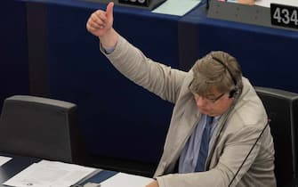 epa05539082 Member of Parliament Kosma Zlotowski from Poland votes in a non-binding resolution after a debate about the recent developments in Poland and their impact on fundamental rights in the European Parliament in Strasbourg, France, 14 September 2016.  EPA/PATRICK SEEGER