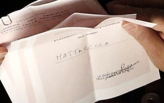 Scheda che riporta il nome ''Mattarella'' durante il conteggio delle schede, al termine della terza votazione del parlamento riunito in seduta comune, per l'elezione del presidente della Repubblica, Roma 30 Gennaio 2015. ANSA/ GIUSEPPE LAMI