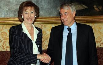 L'ex sindaco di Milano Letizia Moratti (S) con il nuovo primo cittadino Giuliano Pisapia, durante la cerimonia per il passaggio delle consegne a Palazzo Marino, oggi 1 giugno 2011.   MATTEO BAZZI / ANSA