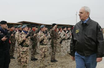 20051225- NASSIRIYA - POL. Il presidente del Senato Marcello Pera con i soldati del contingente italiano a  Nassiriya.     ETTORE FERRARI / ANSA / FRR