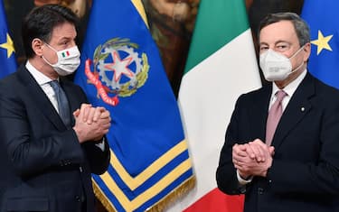 Italy's new Prime Minister Mario Draghi (R) and outgoing prime minister Giuseppe Conte, during the handover ceremony at Chigi Palace in Rome, Italy, 13 February 2021. Former European Central Bank (ECB) chief Mario Draghi has been sworn in on the day as Italy's prime minister after he put together a government securing broad support across political parties following the previous coalition's collapse. ANSA/ ETTORE FERRARI/pool


