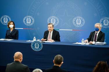 epa09747263 Italian Prime Minister Mario Draghi (C), Justice Minister Marta Cartabia (L), and Economy Minister Daniele Franco (R) attenda joint press conference after the cabinet meeting in Rome, Italy, 11 February 2022.  EPA/Roberto Monaldo / POOL