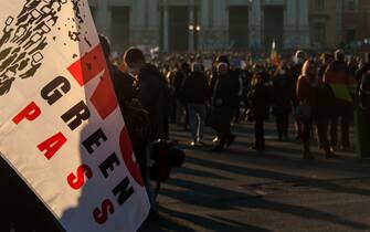 Roma, protesta contro il Green pass e i vaccini in piazza San Giovanni
Tante persone si sono date appuntamento  in piazza San Giovanni, a Roma, per il sit in No vax e no Green Pass, contro l'obbligo vaccinale.