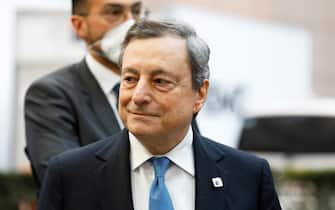 epa09846771 Italian Prime Minister Mario Draghi arrives for the European Council Summit in Brussels, Belgium, 24 March 2022. The European Council summit starts with the participation of US President Joe Biden to address Russia's ongoing military aggression against Ukraine. After that, Head of States will continue discussions on how best to support Ukraine in these dramatic circumstances.  EPA/JULIEN WARNAND