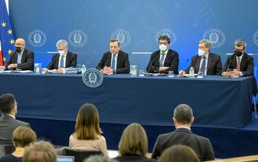 (L-R) Italian Minister of Ecological Transition Roberto Cingolani, Italian Minister of Economy Daniele Franco, Italian Prime Minister Mario Draghi, Italian Minister of Economic Development Giancarlo Giorgetti, Italian Minister of Sustainable Infrastructure and Mobility Enrico Giovannini and Italian Minister of Labor, Andrea Orlando, during the press conference at the end of the Council of Ministers which examined the decree on aid for businesses and households to face the effects of the Ukrainian crisis, at the Chigi Palace in Rome, Italy, 02 May 2022.
ANSA/ALESSANDO DI MEO