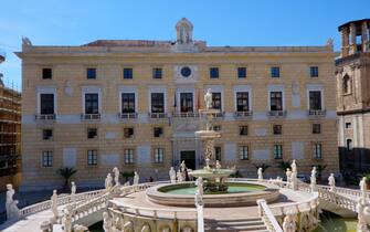 Una veduta esterna del Palazzo delle Aquile a Palermo in una foto d'archivio. ANSA/MIKE PALAZZOTTO