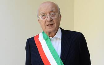 L'ex presidente del Consiglio e segretario Dc Ciriaco De Mita nella sua abitazione con la fascia tricolore per il  primo giorno da sindaco di Nusco (Avellino) suo paese natale, 8 giungo 2014. 
ANSA/CIRO FUSCO 