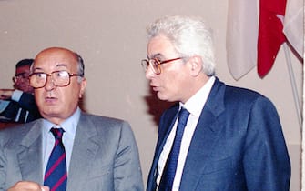 Il presidente del partito Ciriaco De Mita (C),  con l'onorevole Sergio Mattarella (D), durante il Consiglio Nazionale della Democrazia Cristiana a palazzo Sturzo, 3 agosto 1992. ANSA
