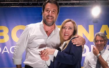 Il segretario federale della Lega Matteo Salvini con il presidente di Fratelli d Italia, Giorgia Meloni, all evento elettorale  Il centrodestra in piazza  a Verona, 09 giugno 2022.
ANSA/CLAUDIO MARTINELLI