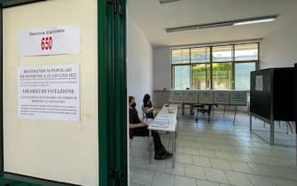 Due scrutatori aspettano l'arrivo dei cittadini in una sezione elettorale di Napoli, 12 giugno 2022