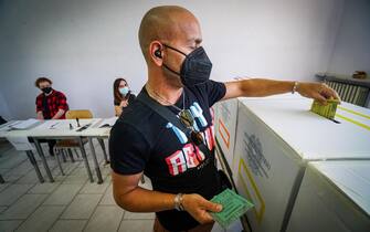 Voting operations in a polling station to vote on five referenda regarding justice in Naples, Italy, 12 June 2022.
ANSA/CESARE ABBATE