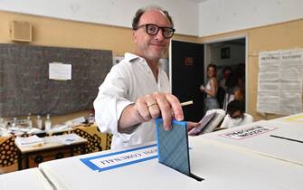 Mayor's candidate for the center-left, Ariel Dello Strologo, during the voting operations in a polling station for the municipal elections and to vote on five referenda regarding justice in Genoa, Italy, 12 June 2022.
ANSA/LUCA ZENNARO
