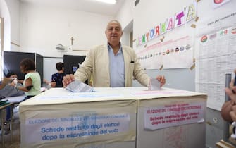 Mayor's candidate for the centre-right, Roberto Lagalla, during the voting operations in a polling station for the municipal elections and to vote on five referenda regarding justice in Palermo, Sicily island, Italy, 12 June 2022.
ANSA/IGOR PETYX