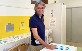 Outgoing Mayor and candidate for the center-right, Federico Sboarina, during the voting operations in a polling station for the municipal elections and to vote on five referenda regarding justice in Verona, Italy, 12 June 2022.
ANSA/FILIPPO VENEZIA