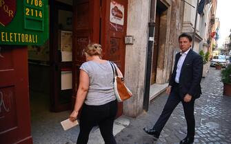 Il presidente del Movimento 5 Stelle, Giuseppe Conte, mentre vota per i 5 referendum sulla giustizia in un seggio elettorale a Roma, 12 giugno 2022. ANSA/RICCARDO ANTIMIANI