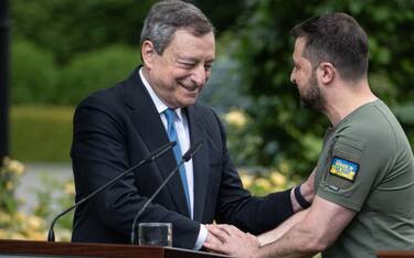 KYIV, UKRAINE - JUNE 16: Ukrainian President Volodymyr Zelensky and Italian Prime Minister Mario Draghi shake hands after a press conference on June 16, 2022 in Kyiv, Ukraine. The leaders made their first visits to Ukraine since the country was invaded by Russia on February 24th. (Photo by Alexey Furman/Getty Images)