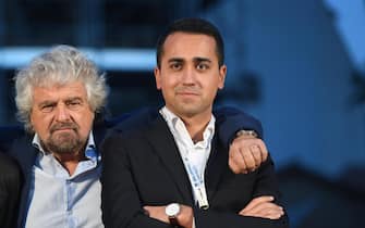 Beppe Grillo, tra Luigi Di Maio e Roberto Fico, sul palco al termine della manifestazione M5s per il No al referendum costituzionale, dalla Basilica di San Paolo alla Bocca della Verita', a Roma, 26 novembre 2016. ANSA/ CLAUDIO PERI
