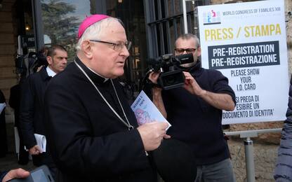 Verona, il vescovo: “Non votate chi sostiene idee gender”. È polemica
