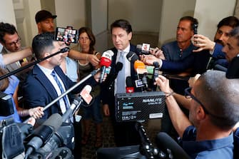 Giuseppe Conte parla con i giornalisti entrando nella sede del Movimento 5 Stelle, Roma, 29 Giugno 2022.
ANSA/FABIO FRUSTACI