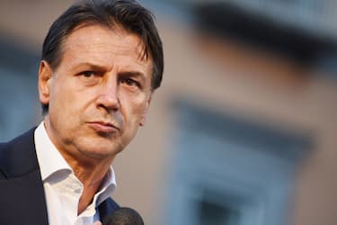 NAPLES, CAMPANIA, ITALY - 2021/10/01: Giuseppe Conte leader of Movimento Cinque Stelle gives a speech in Piazza Dante, to support the mayoral candidate of left coalition Gaetano Manfredi during the last day of election campaign. (Photo by Pasquale Gargano/Pacific Press/LightRocket via Getty Images)