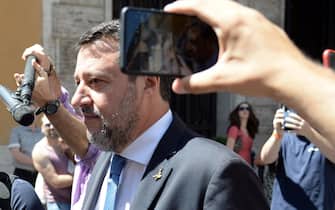 Il Segretario della Lega Matteo Salvini esce dal Senato dopo aver assistito alla Comunicazione del Presidente del Consiglio Mario DraghiRoma, 20 luglio 2022. ANSA/FABIO CIMAGLIA