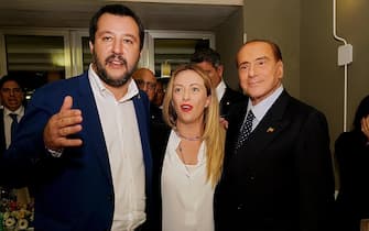 Matteo Salvini (L), leader of Lega Nord Party, Former Italian prime minister Silvio Berlusconi (C) and Giorgia Meloni (2-R)leader of the Brothers of Italy party in the restaurant 'La trattoria del Cavaliere' ('The Knight's trattoria') during the electoral dinner organized to support the center-right Forza Italia candidate for the presidency of Sicily Region Nello Musumeci, in Catania, South Italy, 02 November 2017 (issued 03 November 2017). ANSA/ PRESS OFFICE/ LIVIO ANTICOLI 

+++ NO SALES, EDITORIAL USE ONLY +++