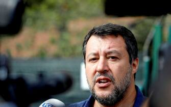 Il leader della Lega, Matteo Salvini, visita il parco canile di Milano, 08 agosto 2022.    ANSA / MOURAD BALTI TOUATI