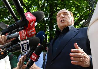 SALVINI, CON UN VOTO IN PIÙ MELONI PREMIER. CAV, DEVO DECIDERE Il presidente di Forza Italia, Silvio Berlusconi, risponde alle domande dei giornalisti all'entrata di Villa San Martino al termine del vertice con il presidente di Fratelli d'Italia Giorgia Meloni ed il leader della Lega Matteo Salvini, Arcore, 17 maggio 2022. ANSA/DANIEL DAL ZENNARO