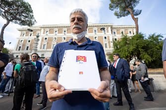 Edoardo Castellucci in fila per depositare il simbolo del partito, Roma, 12 agosto 2022. 
ANSA/MASSIMO PERCOSSI