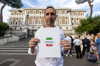 Andrea Perillo in fila per depositare il simbolo del partito, Roma, 12 agosto 2022. 
ANSA/MASSIMO PERCOSSI