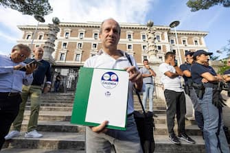 Andrea Mazziotti in fila per depositare il simbolo del partito, Roma, 12 agosto 2022. 
ANSA/MASSIMO PERCOSSI