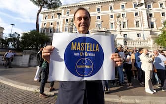 Clemente Mastella in fila per depositare il simbolo del partito Noi di centro, Roma, 12 agosto 2022. 
ANSA/MASSIMO PERCOSSI