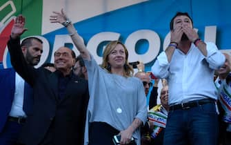 ROME, ITALY - 2019/10/19: Silvio Berlusconi (L), Giorgia Meloni (C) and Matteo Salvini (R), leaders of the Forza Italia, Fratelli d'Italia and Lega parties seen during the "Italian Pride" event at Piazza San Giovanni which brings together the Italian right-wing parties, Lega, Fratelli d'Italia and Forza Italia. (Photo by Vincenzo Nuzzolese/SOPA Images/LightRocket via Getty Images)