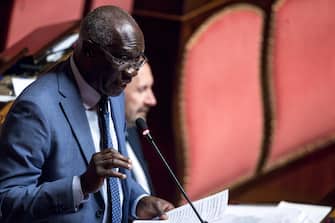 Il senatore della Lega Toni Iwobi in aula al Senato durante la discussione sul decreto Sicurezza Bis, Roma, 05 agosto 2019. ANSA/ANGELO CARCONI