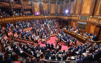 Roma - Comunicazioni fiduciarie del Presidente del Consiglio 20/07/2022 Senato comunicazioni fiduciarie del Presidente del Consiglio. Nella foto l'aula in piedi per la citazione su Falcone e Borsellino (ROMA - 2022-07-21, Stefano Carofei) p.s. la foto e' utilizzabile nel rispetto del contesto in cui e' stata scattata, e senza intento diffamatorio del decoro delle persone rappresentate