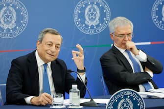 (L-R) Italian Prime Minister Mario Draghi, Italian Economy Minister Daniele Franco during a press conference at Chigi Palace in Rome, Italy, 16 September 2022.
ANSA/FABIO FRUSTACI